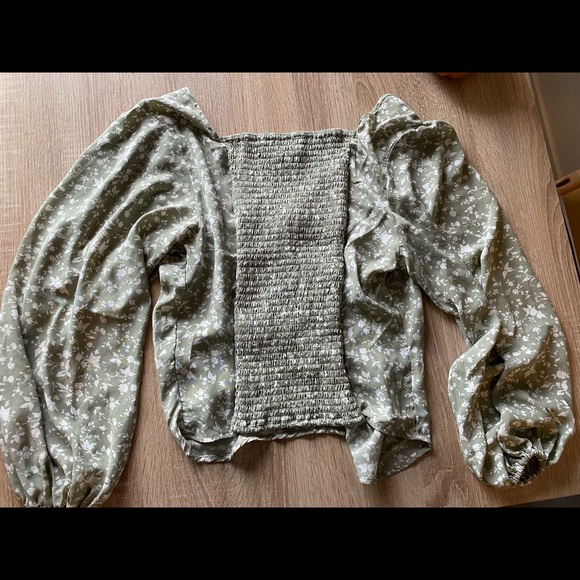 Long-Sleeve Cinched Front Top - Picture 4 of 4